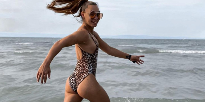 "Szexi anyuci vagy" - Cooky felesége bikiniben villantotta meg dögös testét