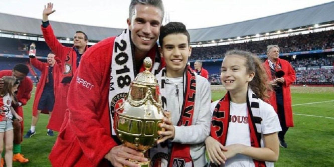 Van Persie 13 éves fia hatalmas gólt ollózott az Ajax ellen - videó