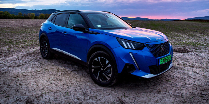 Ha az első villanyautóját keresi, ez a családi SUV érdekes lehet - Peugeot e-2008 teszt