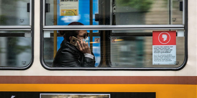 Vigyázz! Bankjegyeken, mobiltelefonon akár 28 napig is fertőzőképes maradhat a koronavírus