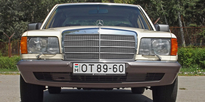 Egy régi luxusautó, ami elketyeg tíz literrel - Mercedes 300 SD (1981) veteránteszt