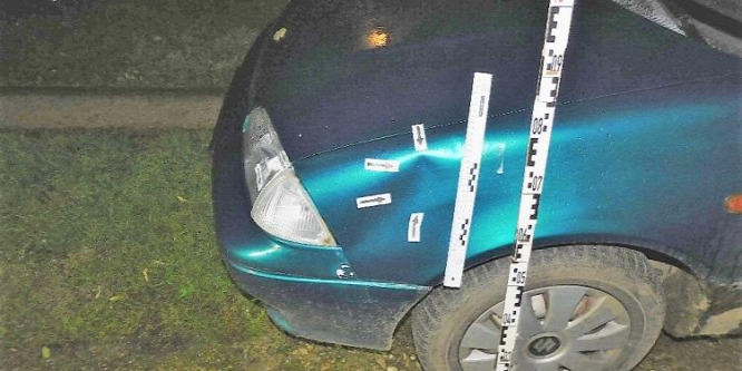 Megverte, majd olyan erővel lökte neki egy kocsinak, hogy behorpadt az eleje – fotó