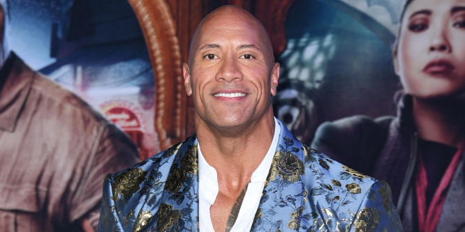 Dwayne Johnson kés alá feküdt: megmttette a melleit