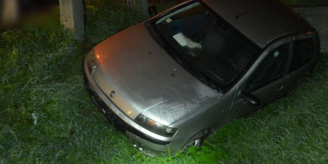 Részegen, jogosítvány nélkül hajtott árokba egy 22 éves fiatal - Fotó