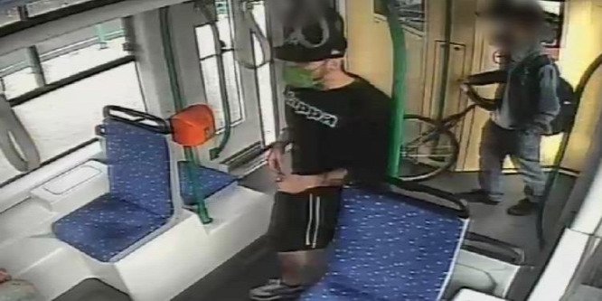 Megvertek egy utast a 4-6-os villamoson, Budapesten – videó