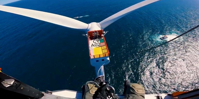 Így mentenek embert egy gigantikus tengeri szélturbina tetejéről - videó