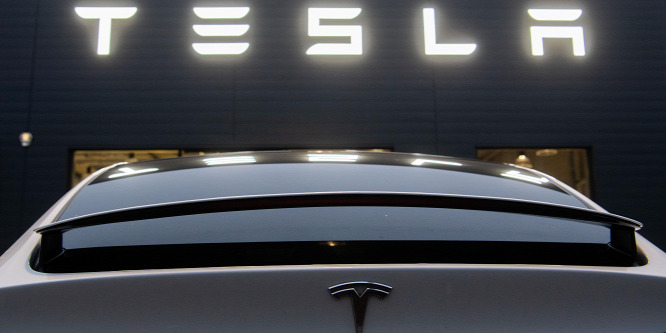 A Tesla csaknem 48 ezer autóját hívja vissza