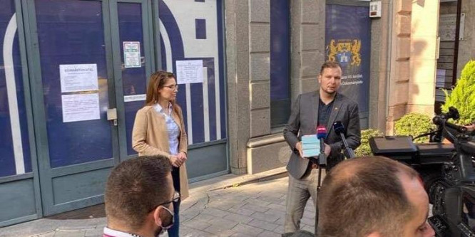 Niedermüller Péter ajándék tollal mondhatja fel a Czeglédy Csabával kötött szerződéseket, miután a jogerősen elítélt bűnöző tagságát felfüggesztette az ügyvédi kamara