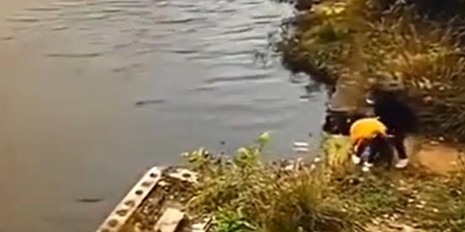 Kamera rögzítette, ahogy halálba rántotta támadóját egy nő, mindketten megfulladtak – videó