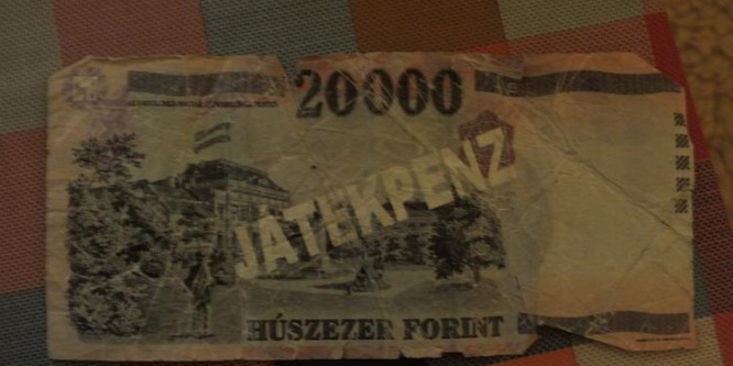 Játékpénzzel fizette ki a tartozást a nyugdíjas asszony