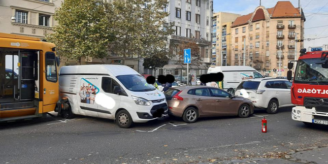 Három kocsi ütközött az 51-es villamosnak