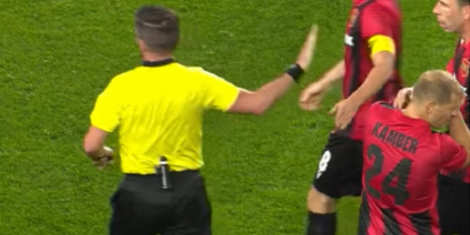 A bíró megütötte a Honvéd focistáját - videó