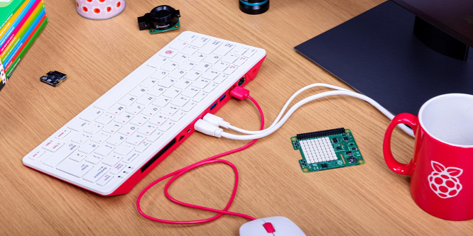 Itt a billentyűzetbe épített Raspberry Pi