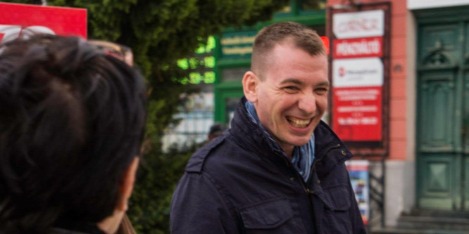Egy vírustagadó álorvost népszerűsít viccelődve Jávor Benedek a világjárvány kellős közepén