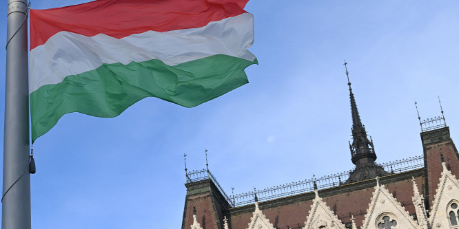 Félárbócon a nemzeti lobogó az Országház előtt