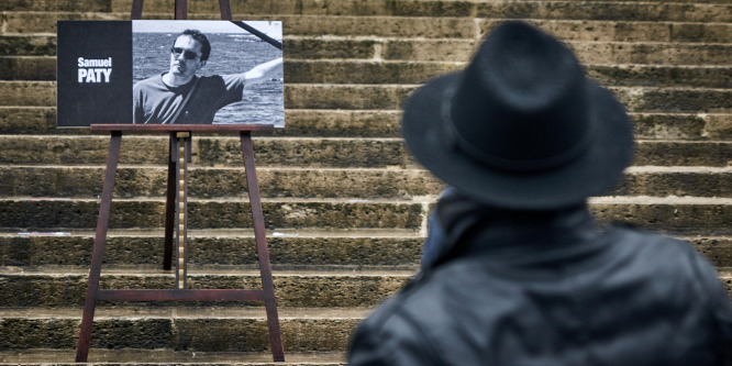 Dísztemetést kapott a francia történelemtanárt lefejez dzsihadista, még egy utcát is elneveztek róla- videó