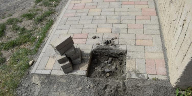 Nekiesett a vasúti sínek melletti köveknek egy mohorai férfi