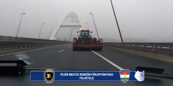 Döbbenetes, traktorral ment fel egy férfi az M8-as autópályára - videó