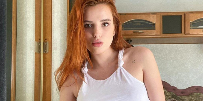 Bella Thorne egy szál bikiniben, benedvesedve pózol - Fotó