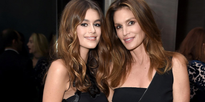 Cindy Crawford lánya fehérneműben bizonyítja, mennyire hajlékony: elképesztő