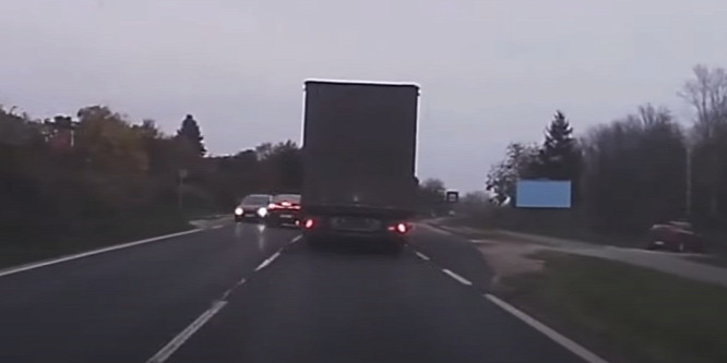 Kanyarban előzés miatt centiken múlt a tragédia Alsóőrsnél - videó