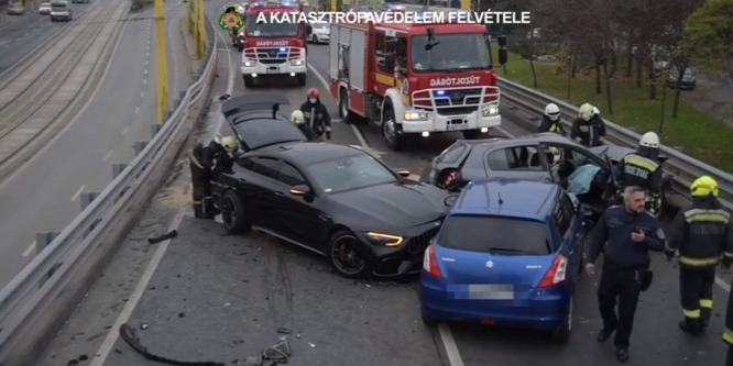 Elképesztő videón, ahogy a BAH-csomópontnál balesetező kocsiból kivágják a sérülteket a tűzoltók