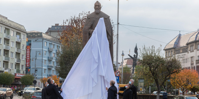 Marosvásárhelyen felavatták Bethlen Gábor egész alakos szobrát