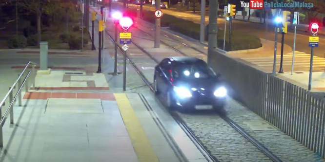 Annyira részeg volt, hogy fel sem tűnt neki, hogy a metrósíneken autózik Malagában - videó