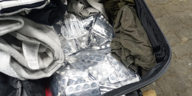 30 ezer szem gyógyszert találtak a pénzügyőrök egy férfinál Röszkén