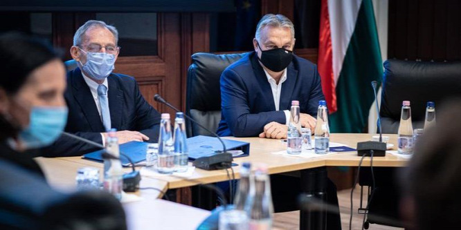 Orbán Viktor: A helyzet nehéz, de le a kalappal az egészségügyi dolgozók és a tanárok előtt - videó
