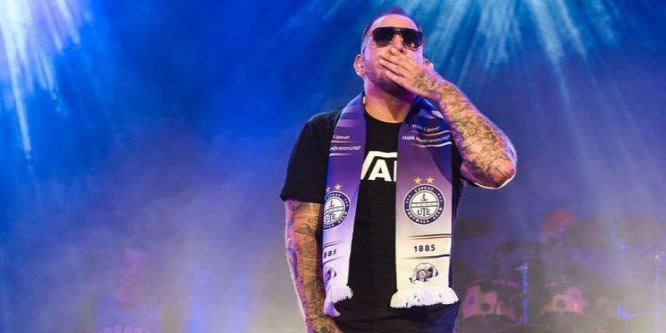 Közösségi oldalán osztotta ki a celebeket Curtis: "A fanatizmus nem erről szól, k*rvák"