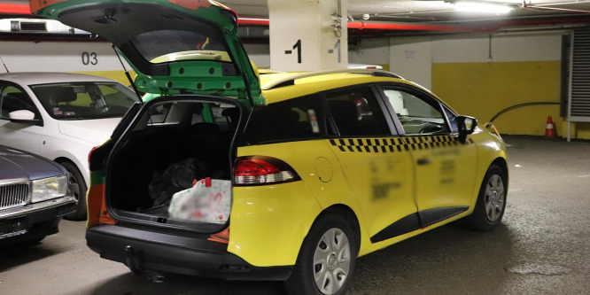 Taxival mentek katalizátort lopni, rendőrautóval távoztak - videó