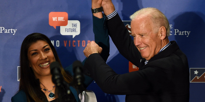 Így zaklatott nőket Joe Biden