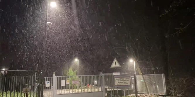 Szakadt a hó a Kékestetőn - videó
