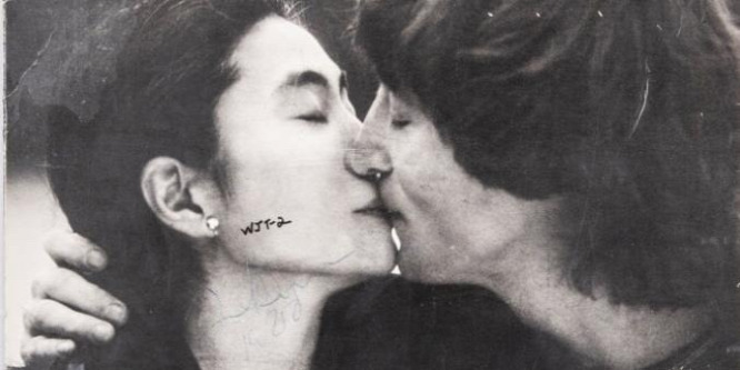 Elárverezik a lemezt, amelyet gyilkosának dedikált John Lennon