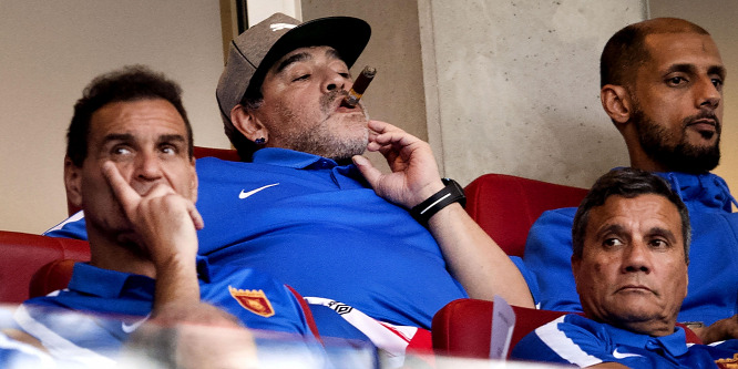 Diego Maradona szivarral, alkohollal és tablettákkal bulizott az agyműtétje előtt - Videó