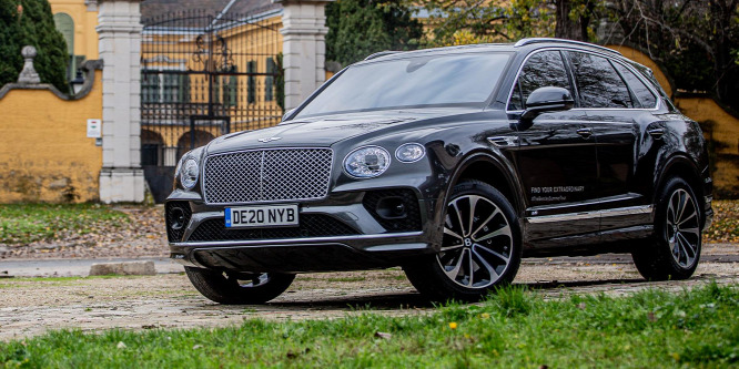 Ha már a Range Rover is snassz, akkor ez a következő lépés - Bentley Bentayga V8 teszt