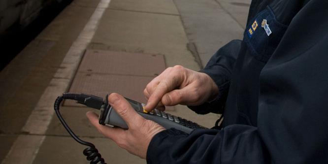 Megütötte és arcon köpte a kalauzt a férfi: leszállították, mert nem volt jegye