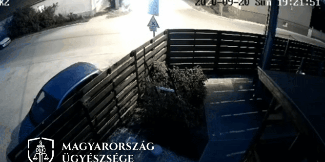 A kerítést átszakítva repült egy tatabányai ház kertjébe autójával egy részeg nő - videó