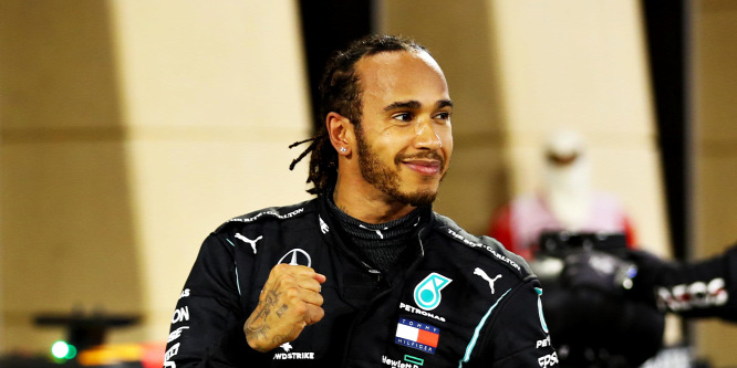 Történelmi sikerei után Lewis Hamilton megkapta a lovagi címet