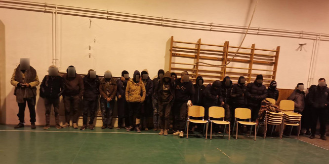Embercsempészt és 29 migránst fogtak el az M7-esen