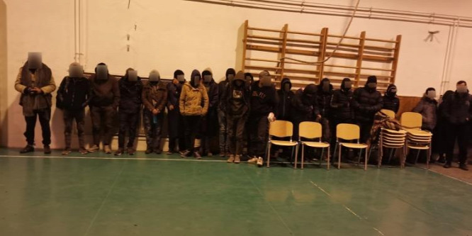 29 migránst, köztük két gyereket próbált Ausztriába csempészni teherautóval egy férfi