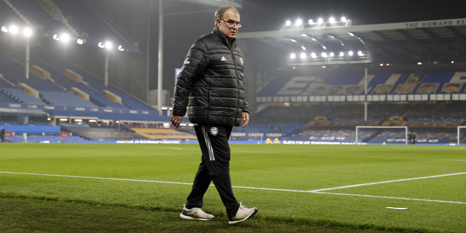 A Leeds United edzője ismét meghökkentett mindenkit - videó