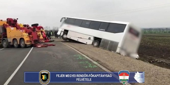 Buszbaleset történt Dunaújvárosnál, 14 ember megsérült - videó