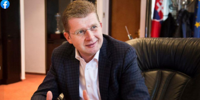 Megszállta a rendőrség a szlovák parlament előtti teret a volt gazdasági miniszter miatt