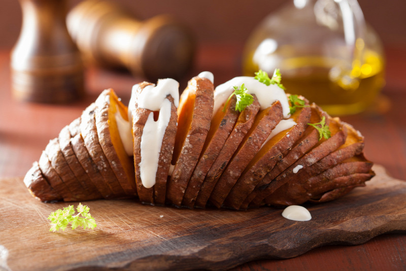Héjában sült irdalt édesburgonya (hasselback burgonya)