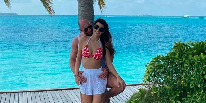Újabb bikinis, pálmafás képeket mutatott Berkiné Mazsi, de senki nem tudja, hol vannak
