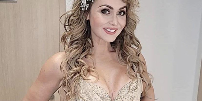 Fehérneműben villantott arcpirító dekoltázst Gabriela Spanic - Fotó