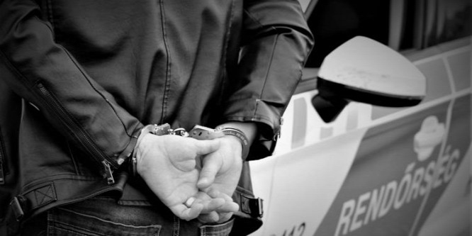 Kutyakennelben kotyvasztotta a speed-et a 41 éves drogkereskedő: hihetetlen, mit tett, amikor rátörtek a rendőrök