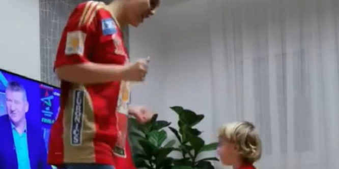 Hihetetlenül aranyosan szurkolt Lékai Máté kisfia a Telekom Veszprémnek - videó